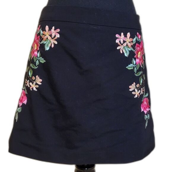 Express Women's Floral Embroidered Straight Pencil Mini Skirt Size 6 Black - Picture 2 of 9